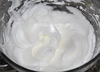 making meringue