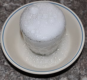 baking soda vinegar in a glass