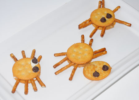 https://www.kids-cooking-activities.com/image-files/crackerspiders2.jpg