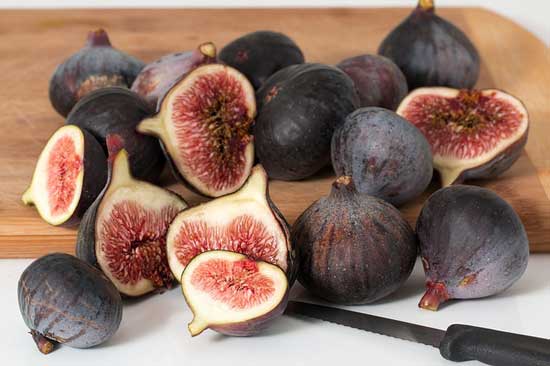figs cut in half and whole