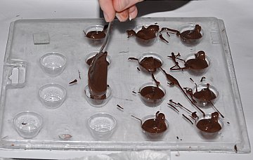 fill molds with choclate
