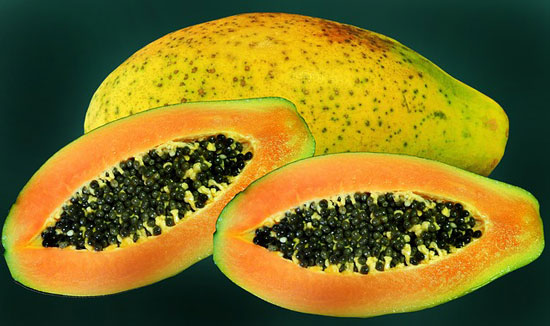 photo of papaya cut in half showing black papaya seeds