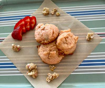 Rose cookies with granola