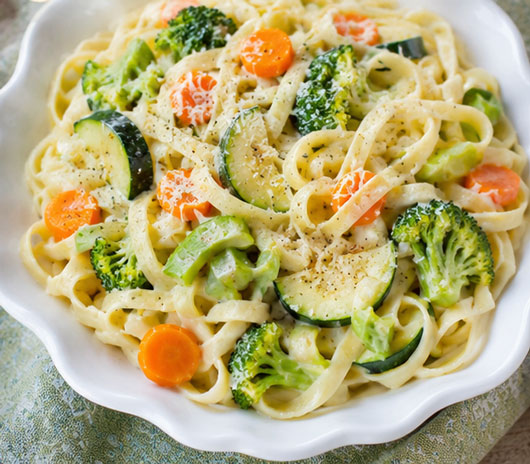 Fettuccine primavera with vegetables and creamy Parmesan sauce