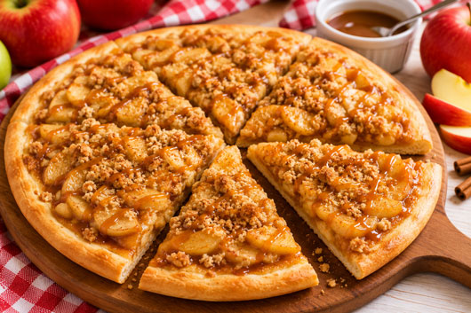 Apple pie pizza