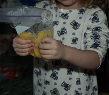 baggie omelet mixing