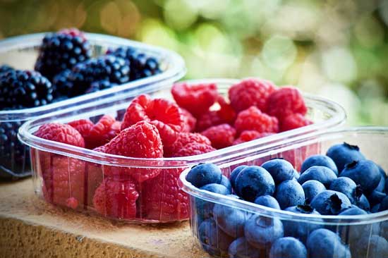 berry food facts photo of raspberries and blackberries