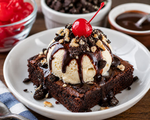 Brownie a la mode with ice cream