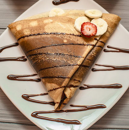 crepes chocolate sauce