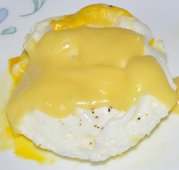 eggs with hollandaise sauce