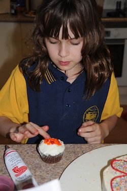 kids decorating cupcake