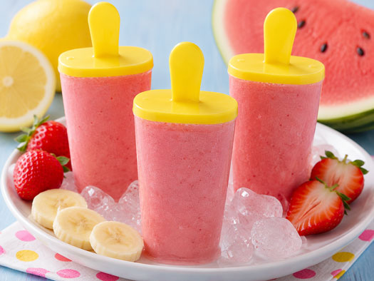 Fruity popsicles with fresh fruit