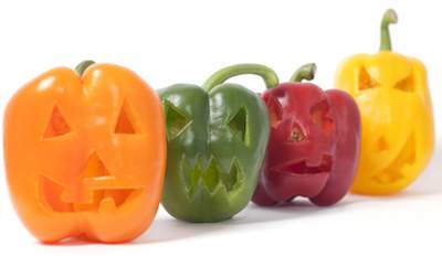 pepper food facts, picture of variety of peppers including red pepper, yellow pepper, green pepper and hot peppers