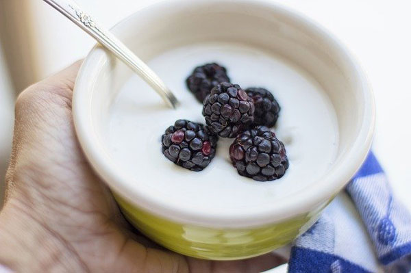 yogurt with blackberries